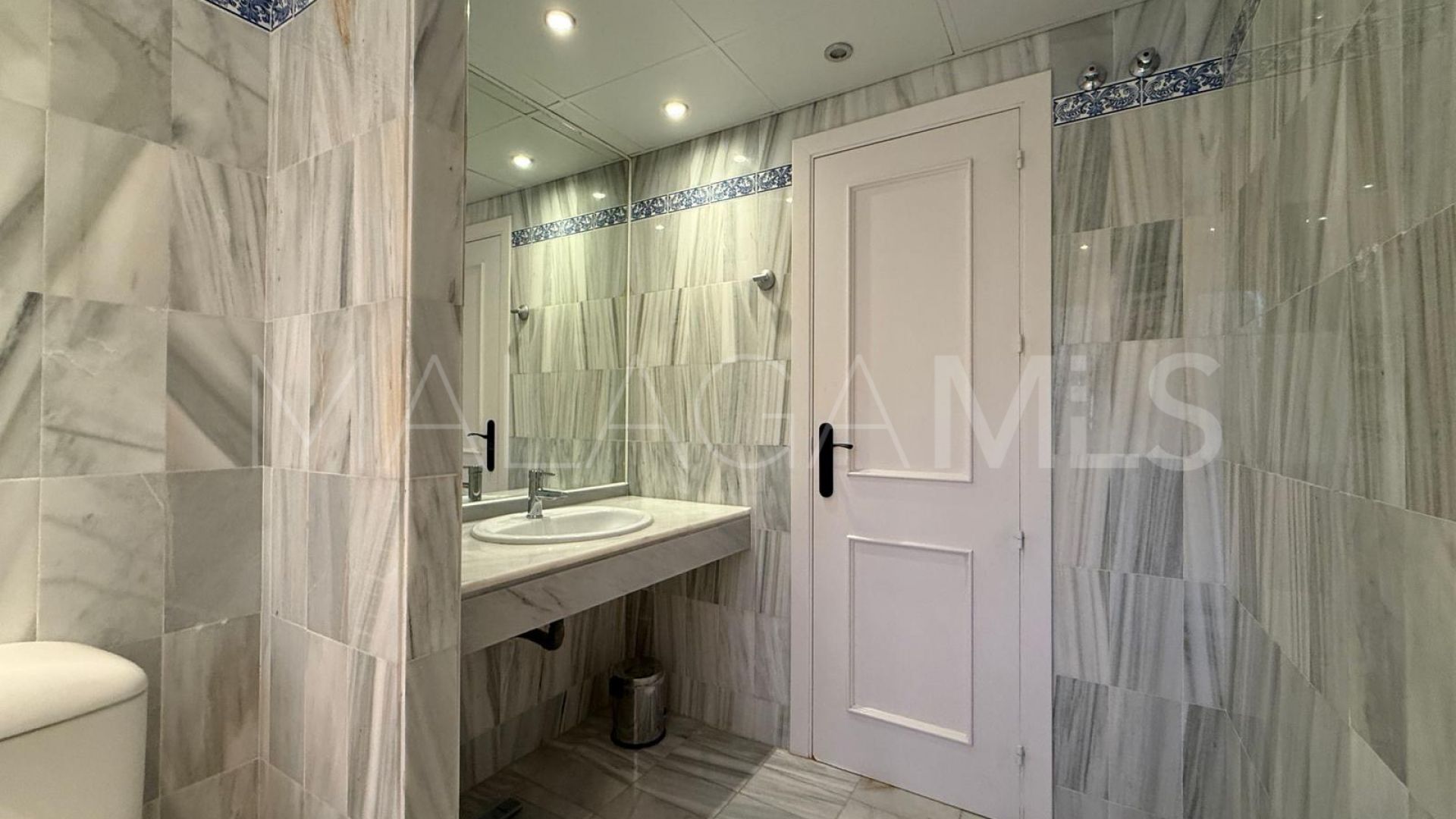 Ground floor apartment for sale in Estepona with 3 bedrooms
