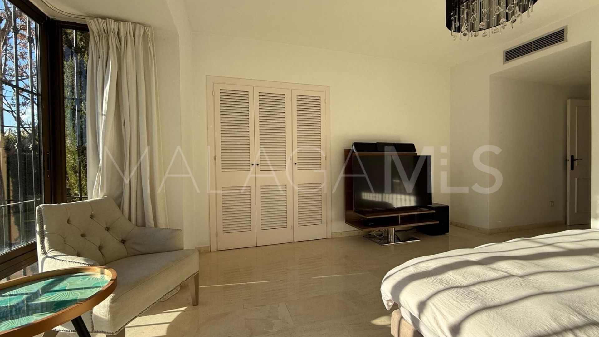 Ground floor apartment for sale in Estepona with 3 bedrooms