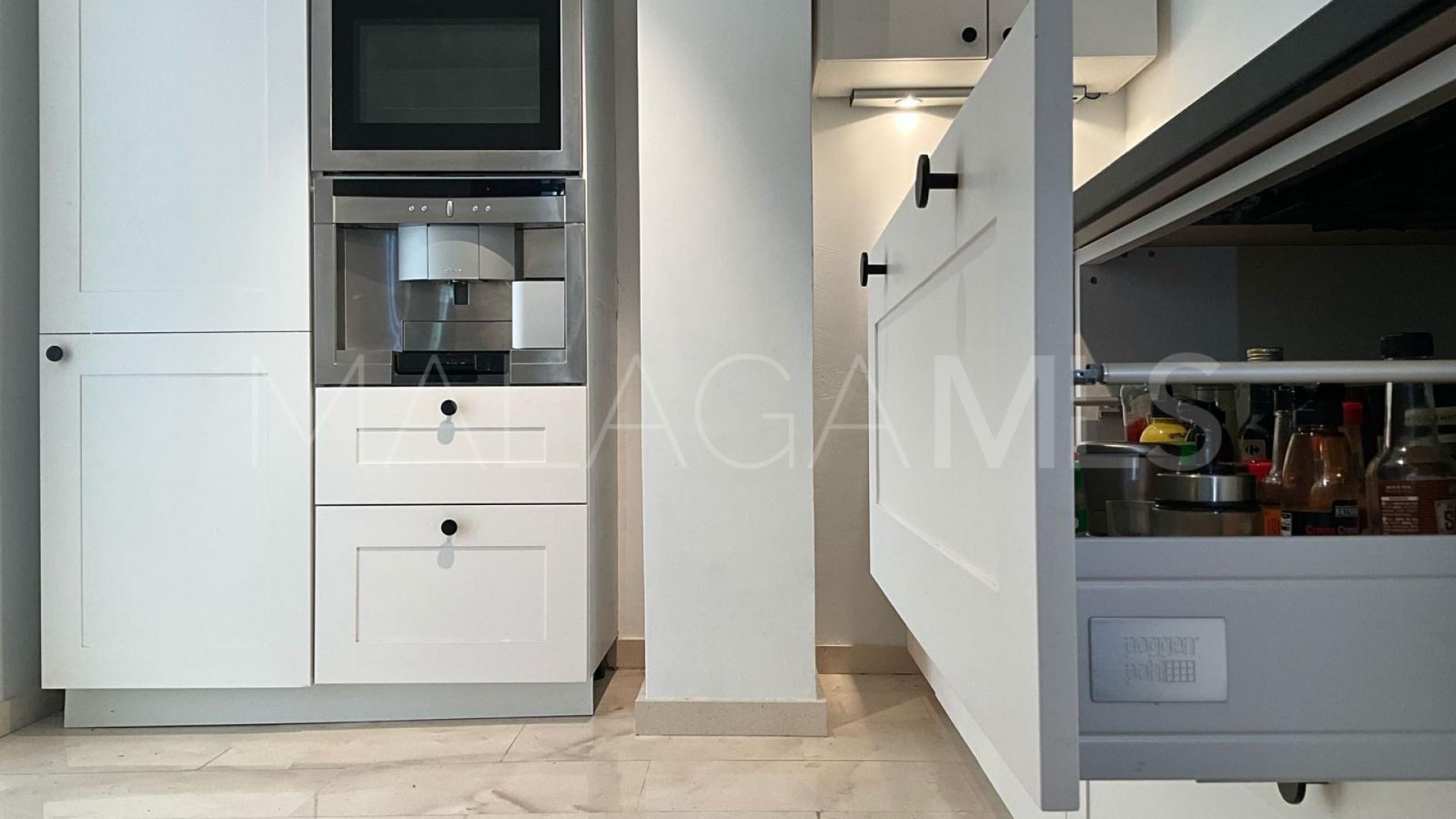 Ground floor apartment for sale in Estepona with 3 bedrooms