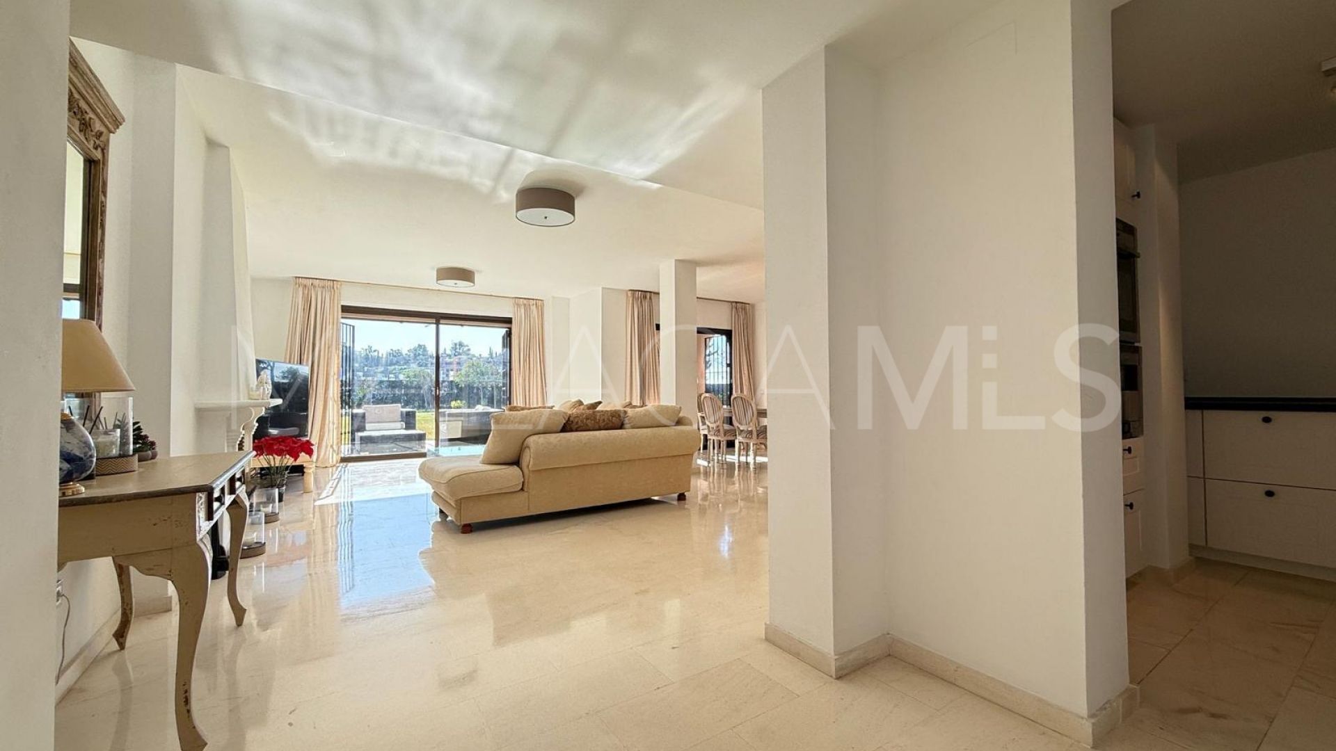 Ground floor apartment for sale in Estepona with 3 bedrooms