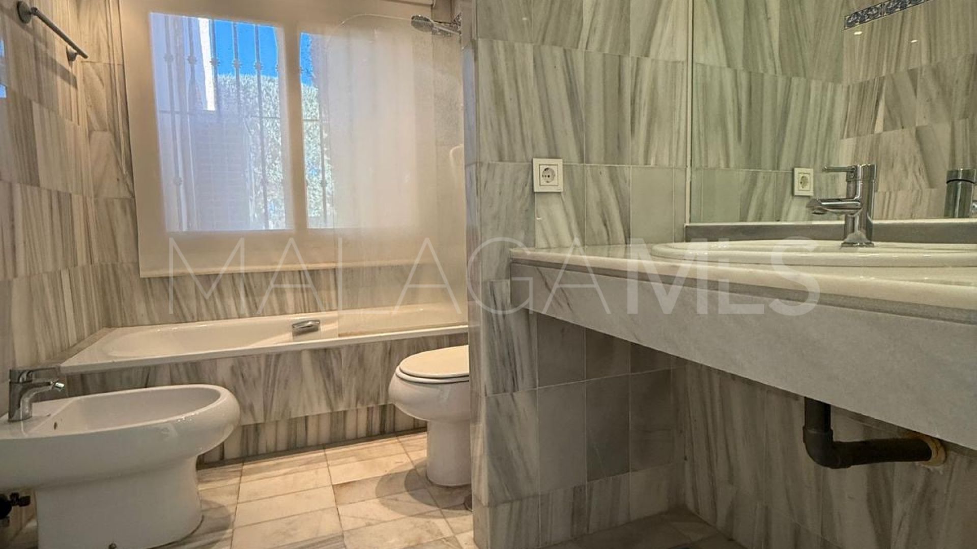 Ground floor apartment for sale in Estepona with 3 bedrooms