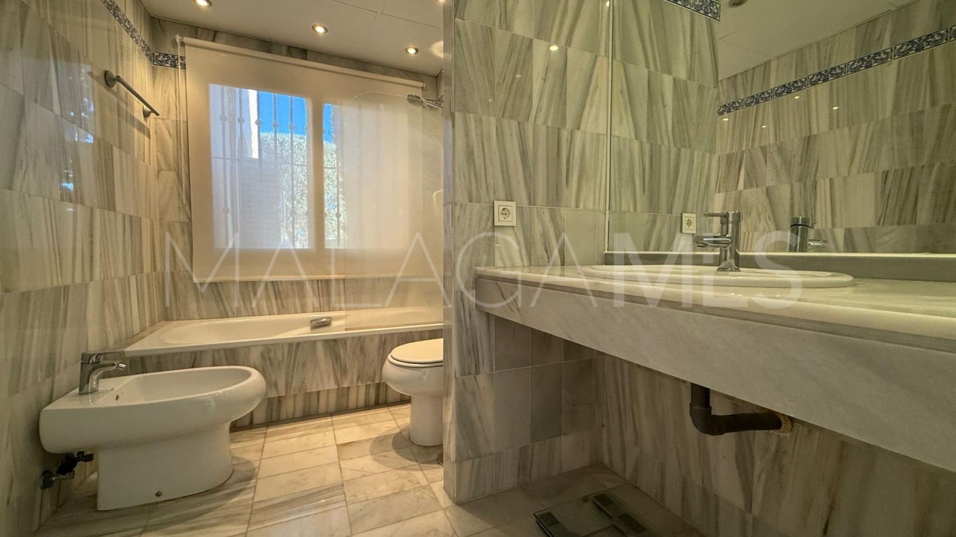 Ground floor apartment for sale in Estepona with 3 bedrooms