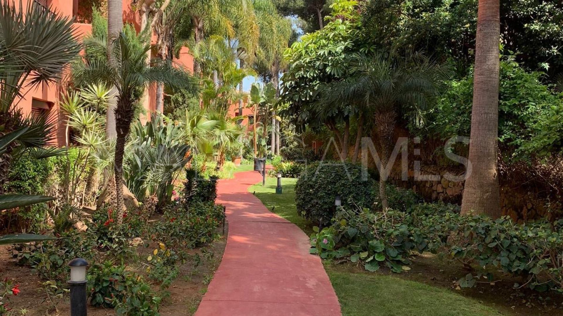 Apartamento planta baja with 4 bedrooms for sale in Elviria