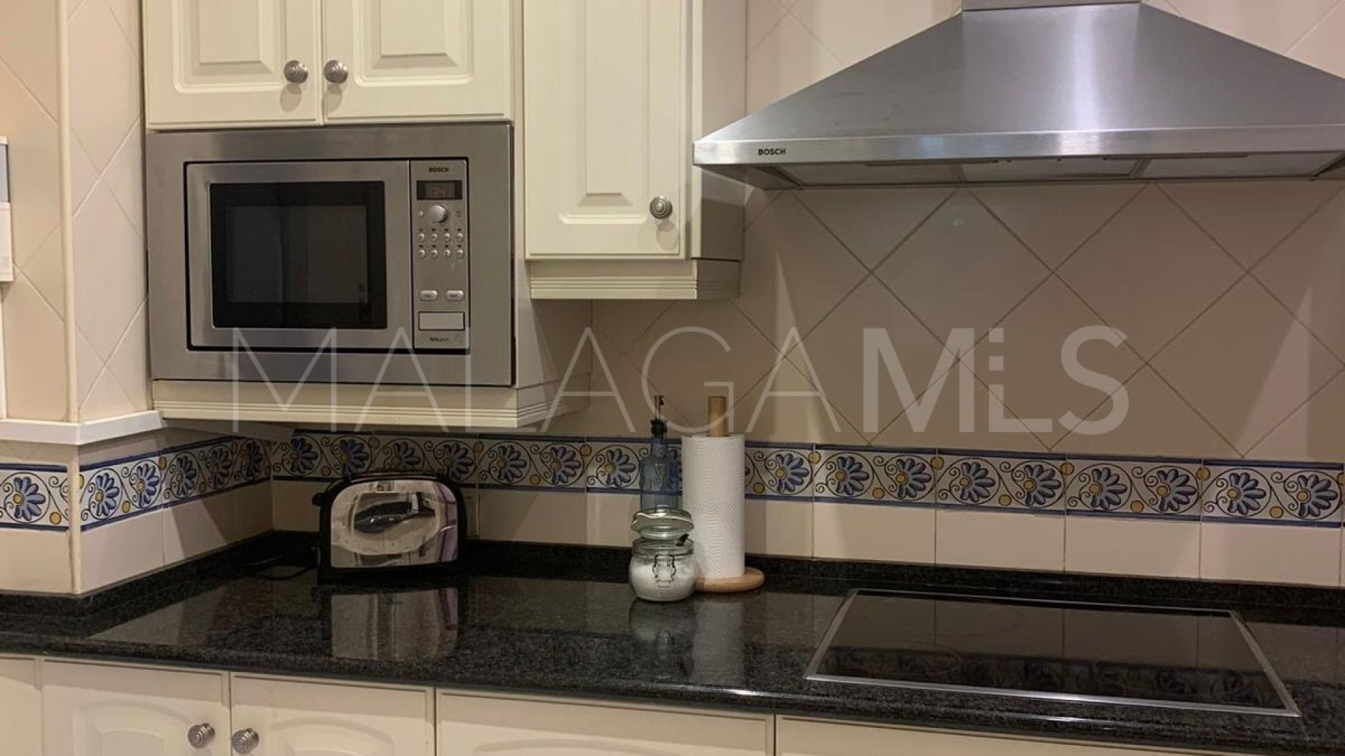 Apartamento planta baja with 4 bedrooms for sale in Elviria