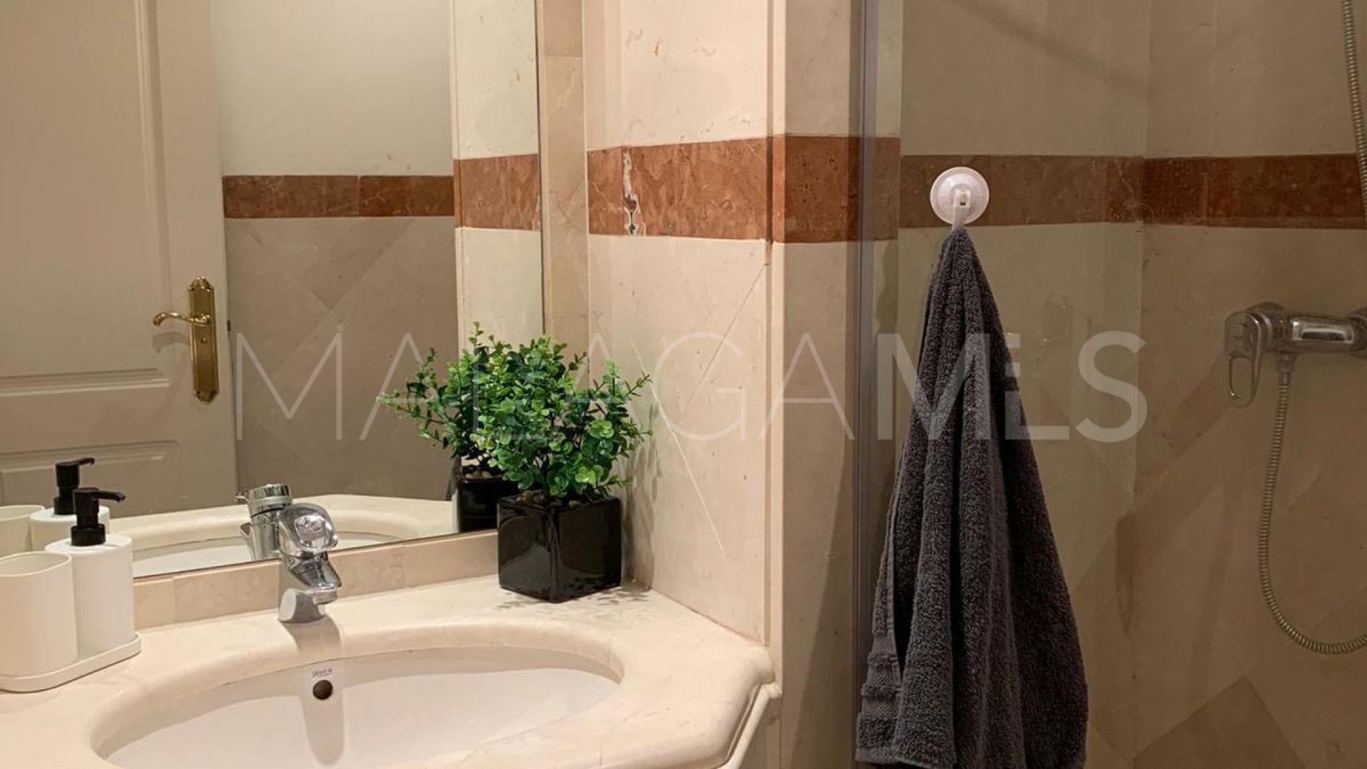 Apartamento planta baja with 4 bedrooms for sale in Elviria