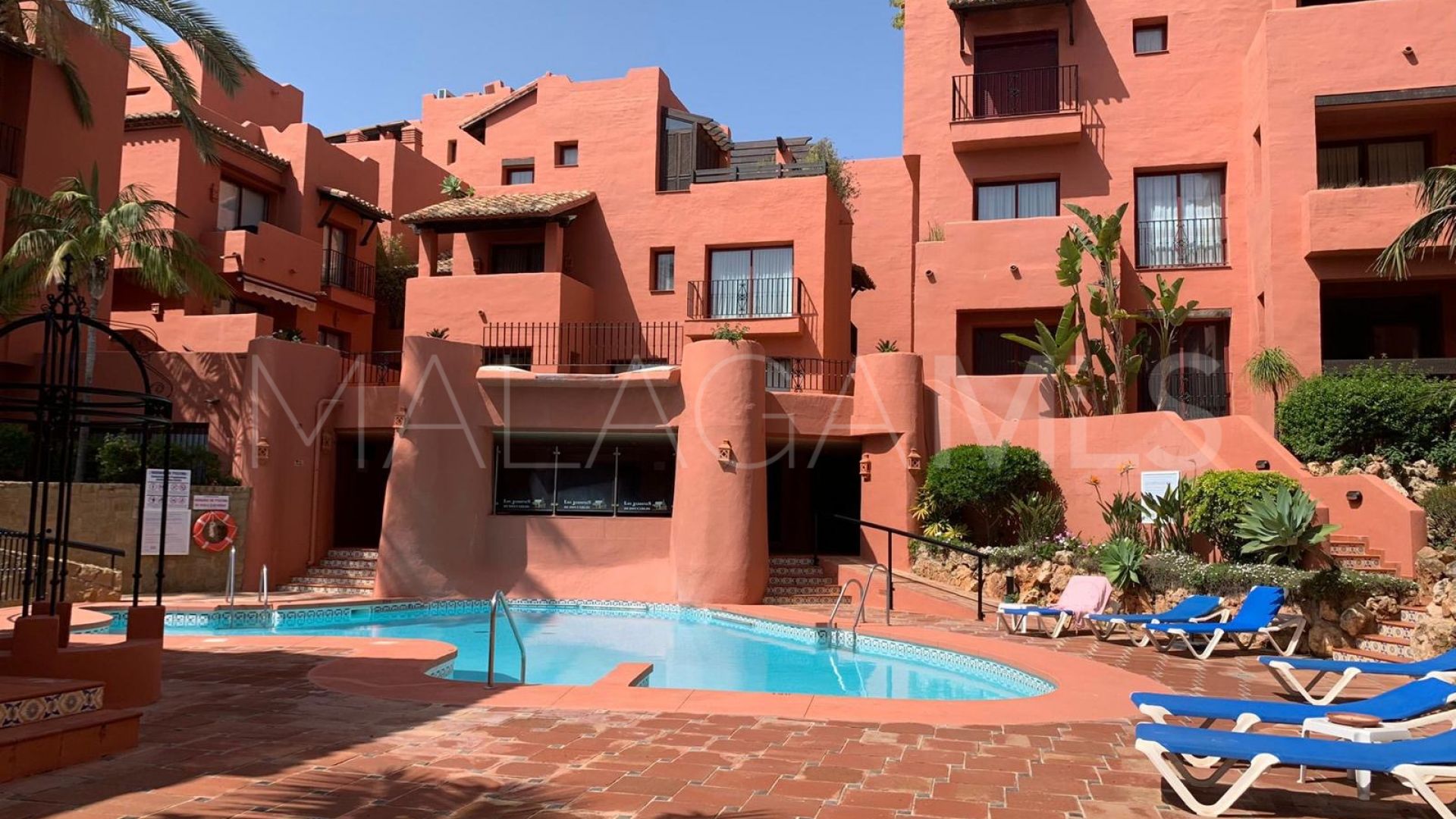 Apartamento planta baja with 4 bedrooms for sale in Elviria