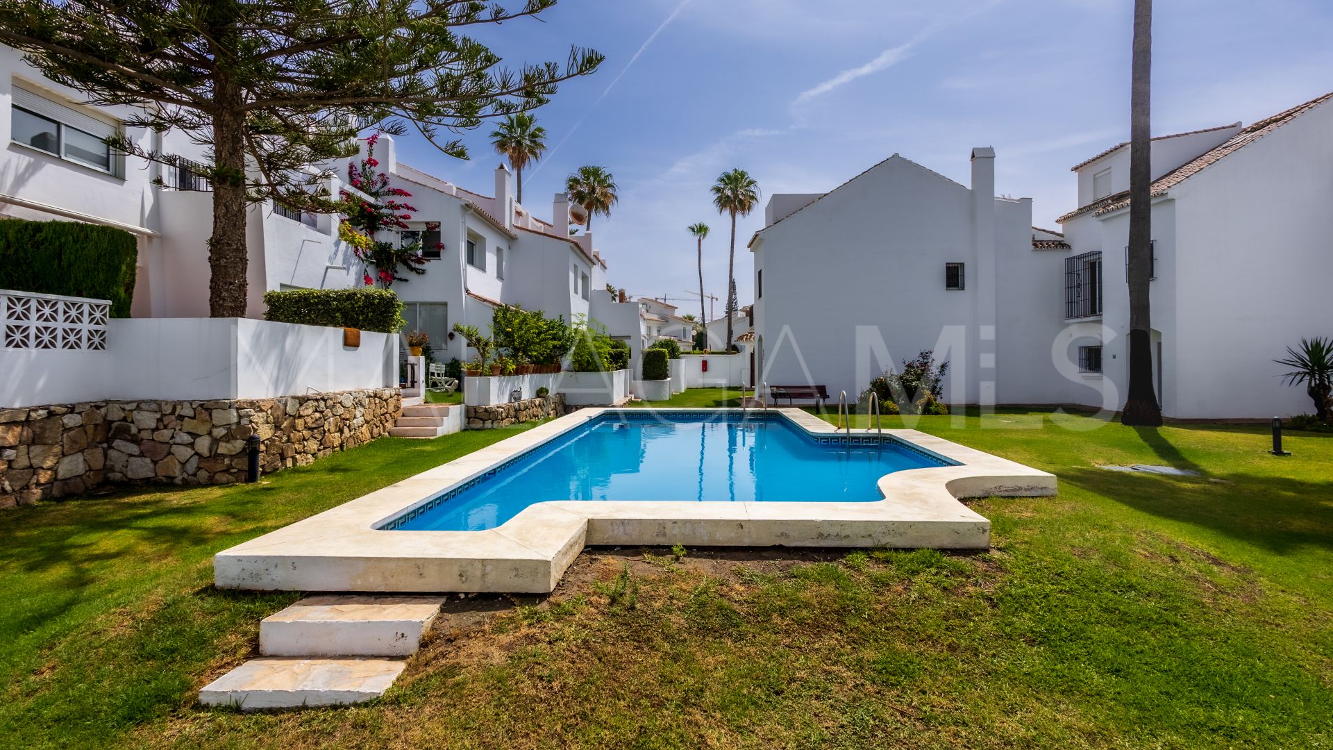 For sale Las Chapas town house with 3 bedrooms