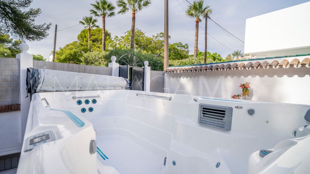 Chalet for sale in Nueva Andalucia