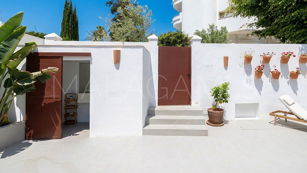 Buy chalet in Guadalmina Alta with 4 bedrooms