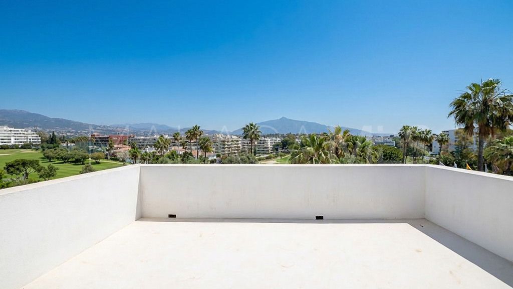 Buy chalet in Guadalmina Alta with 4 bedrooms
