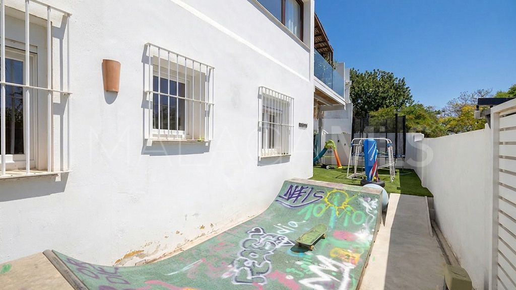 Buy chalet in Guadalmina Alta with 4 bedrooms
