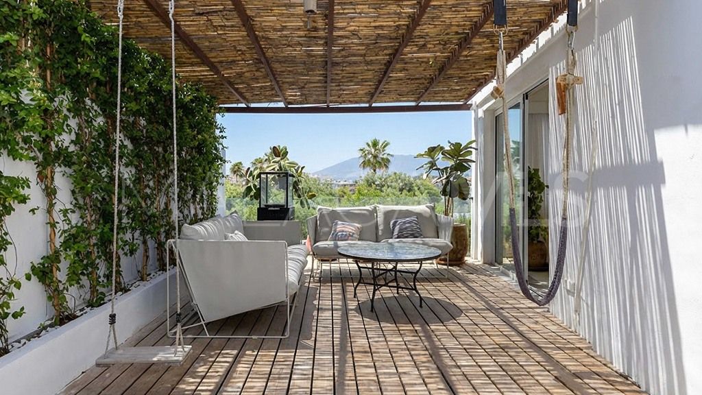 Buy chalet in Guadalmina Alta with 4 bedrooms