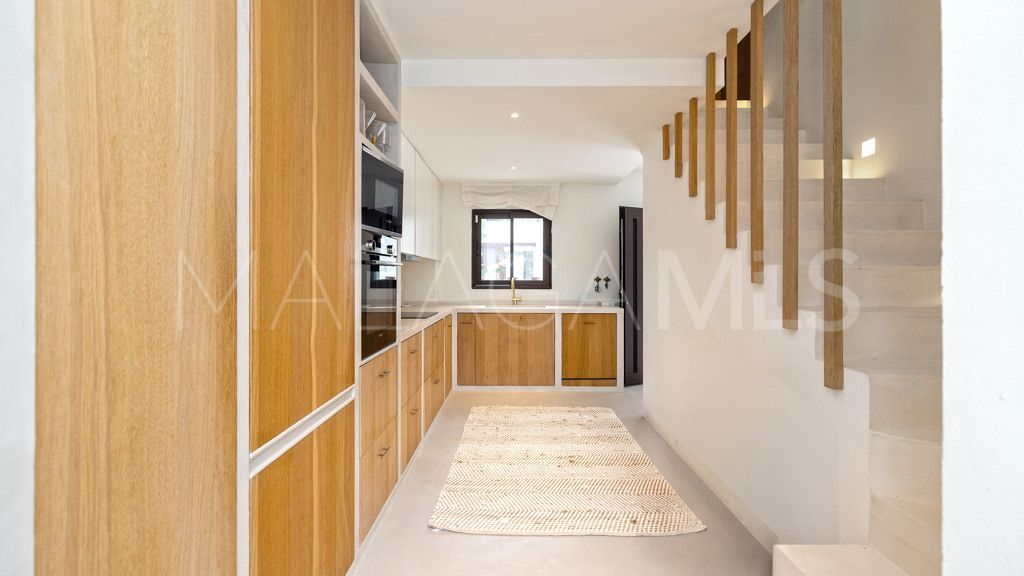 Buy chalet in Guadalmina Alta with 4 bedrooms