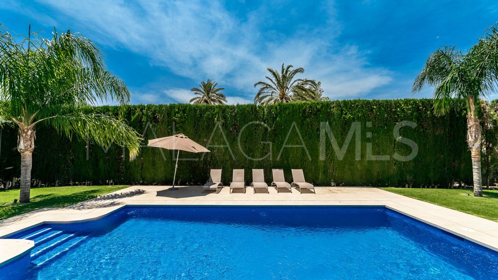 Villa for sale in Nueva Andalucia