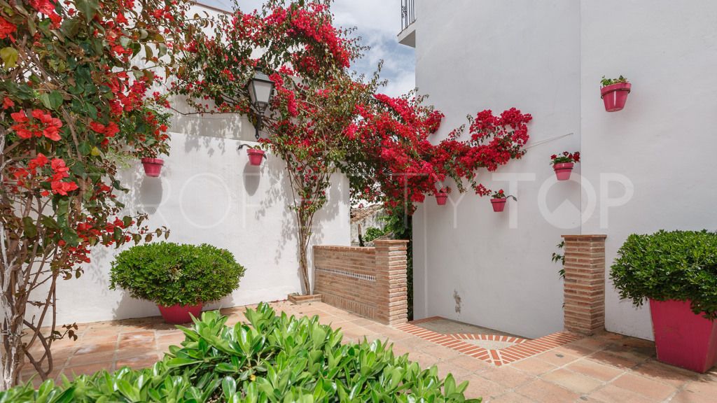 For sale 2 bedrooms penthouse in Estepona