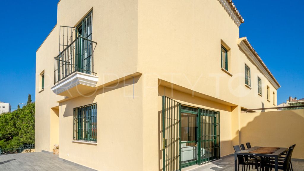 Se vende chalet de 4 dormitorios en Estepona