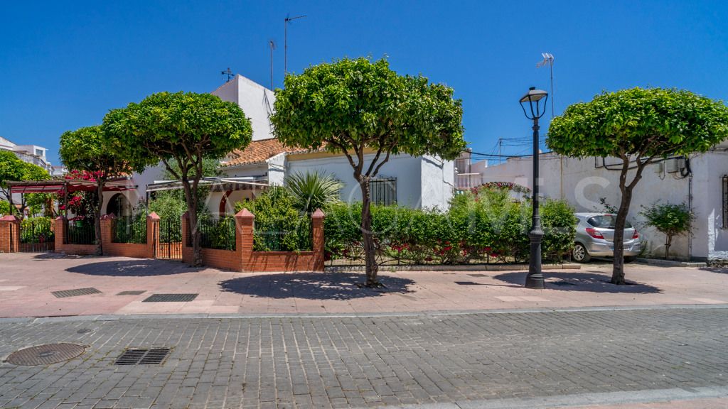 Chalet for sale in Estepona