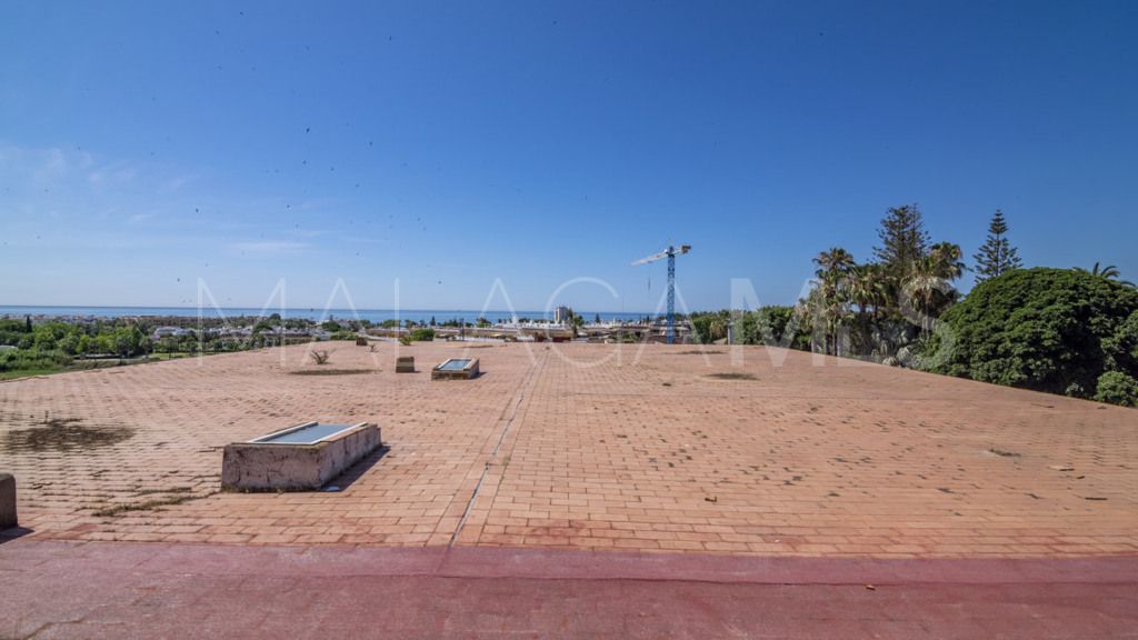 Building for sale in Cancelada