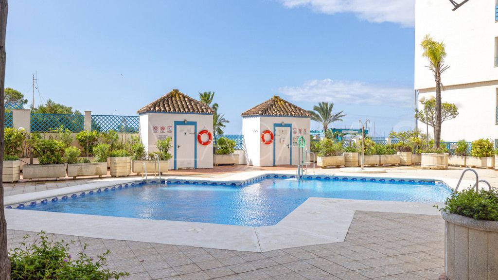 Lägenhet for sale in Estepona Puerto