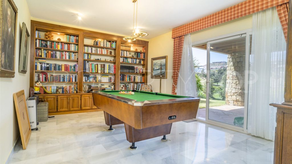 For sale 5 bedrooms chalet in Benahavis