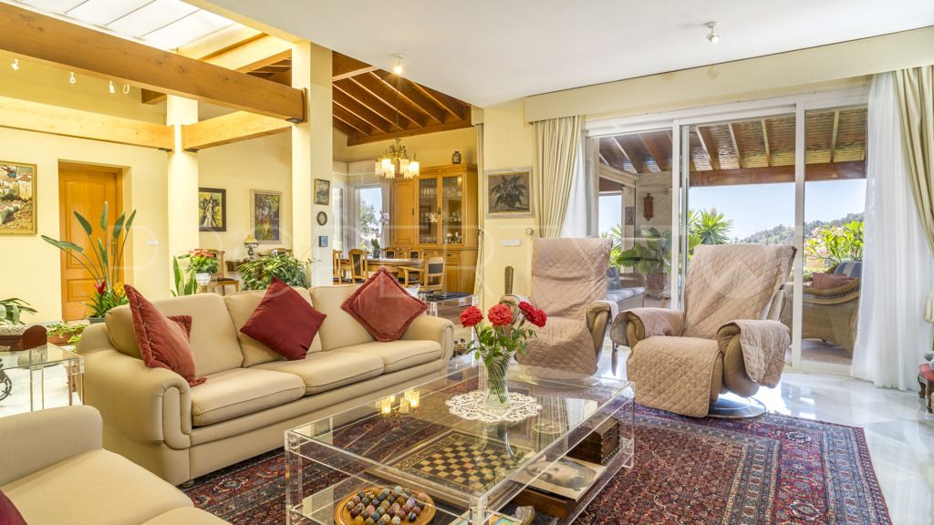 For sale 5 bedrooms chalet in Benahavis