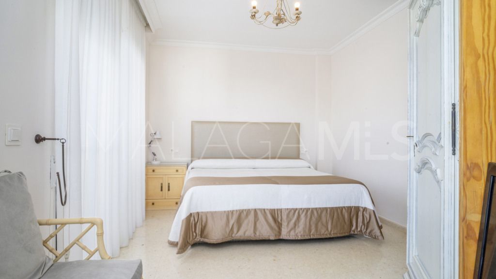 4 bedrooms apartment in Estepona Puerto for sale