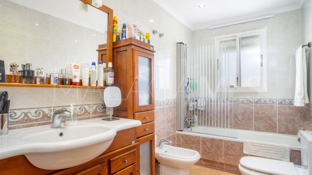 4 bedrooms apartment in Estepona Puerto for sale