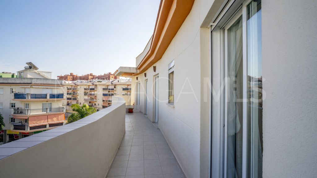 4 bedrooms apartment in Estepona Puerto for sale