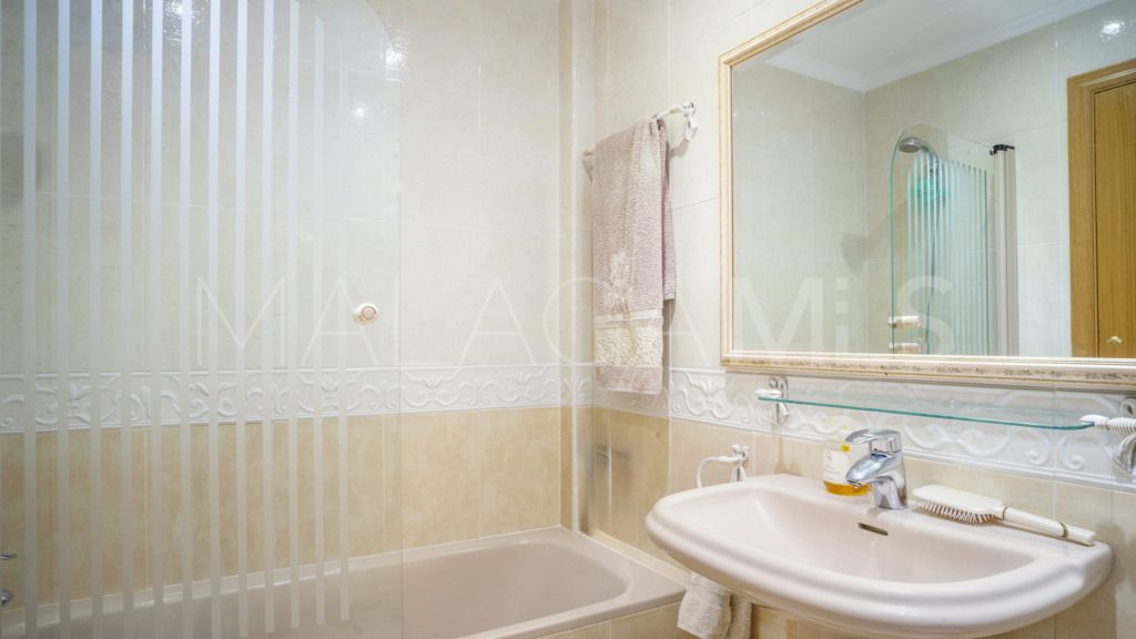 4 bedrooms apartment in Estepona Puerto for sale