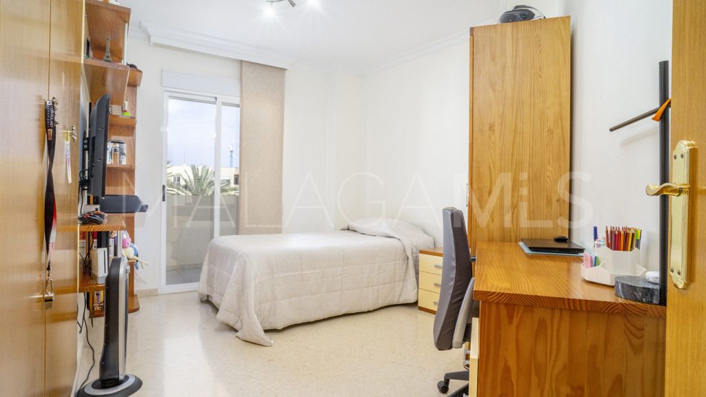 4 bedrooms apartment in Estepona Puerto for sale