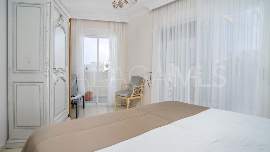 4 bedrooms apartment in Estepona Puerto for sale