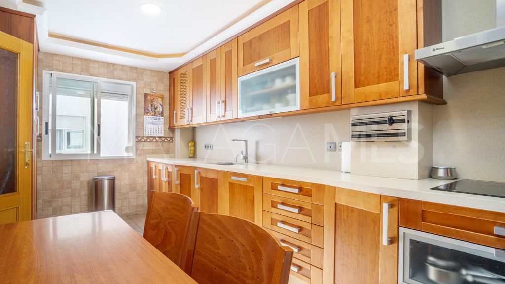 4 bedrooms apartment in Estepona Puerto for sale