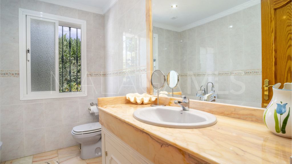 Chalet for sale in Estepona