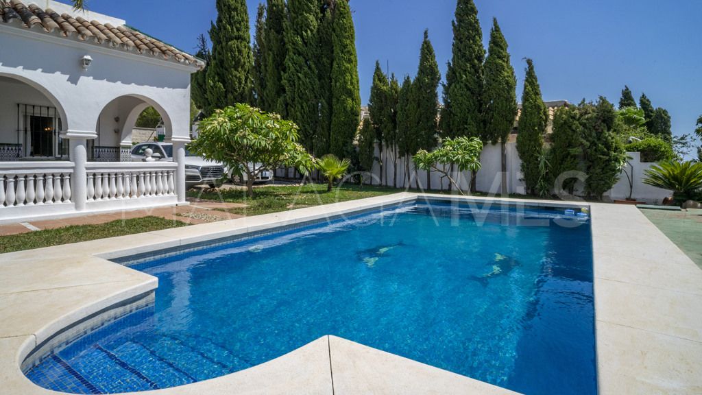 Chalet for sale in Estepona