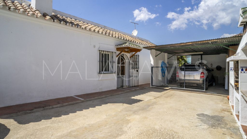 Chalet for sale in Estepona