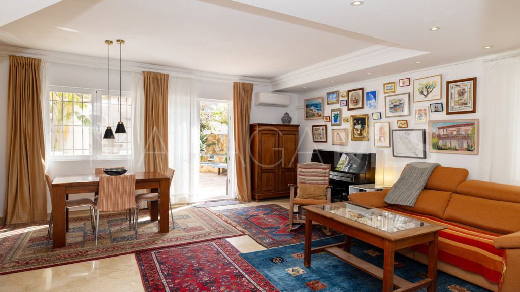 Chalet for sale in Estepona