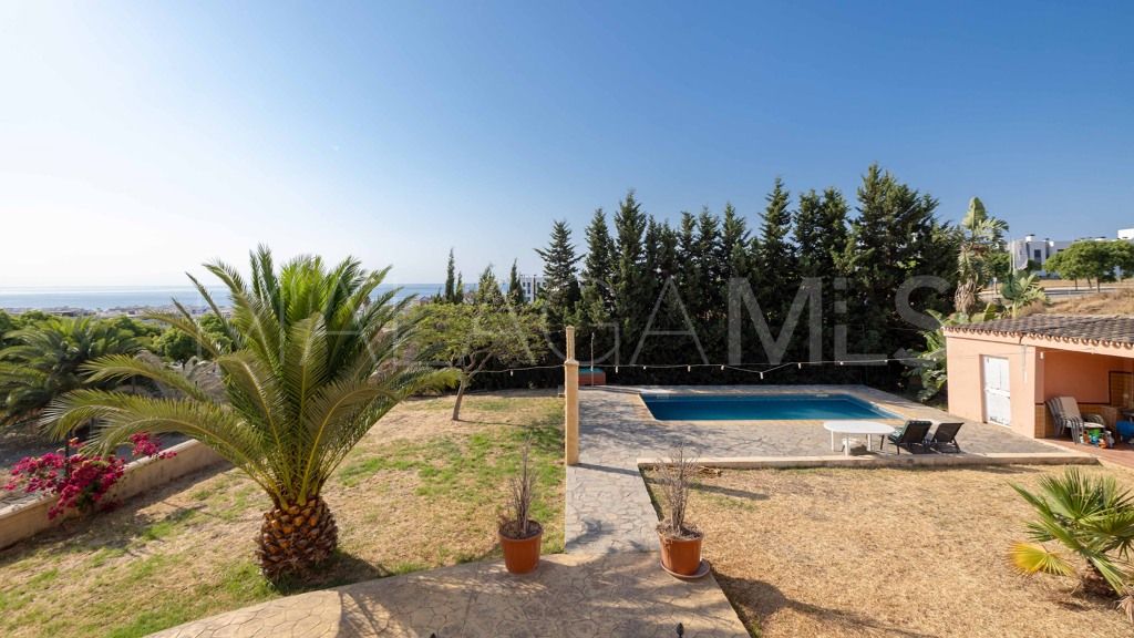 Chalet for sale in Estepona