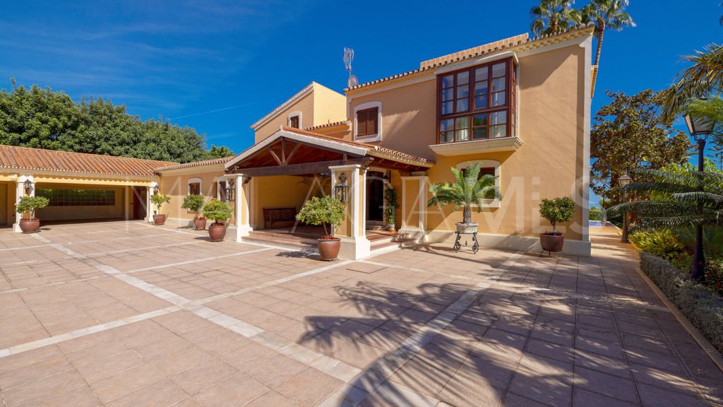 Chalet for sale in Estepona