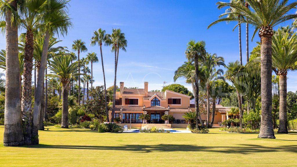 Chalet for sale in Estepona