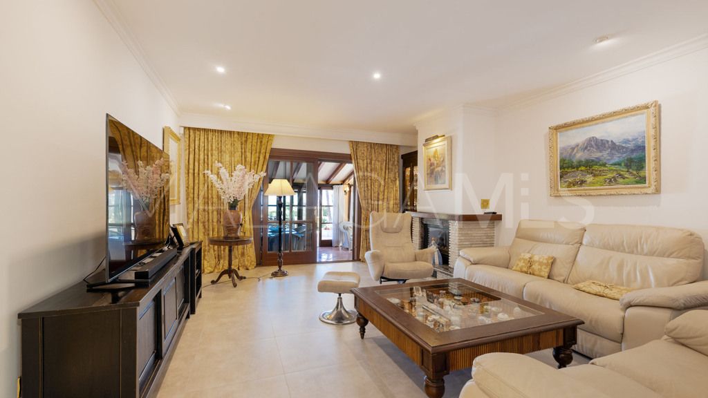 Chalet for sale in Estepona