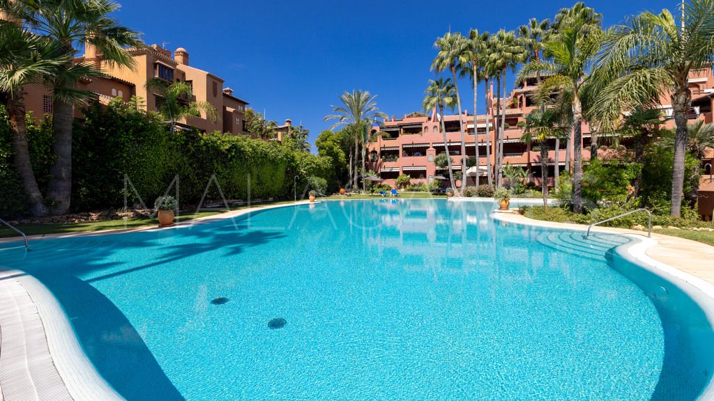 Se vende apartamento in Alhambra del Golf with 5 bedrooms