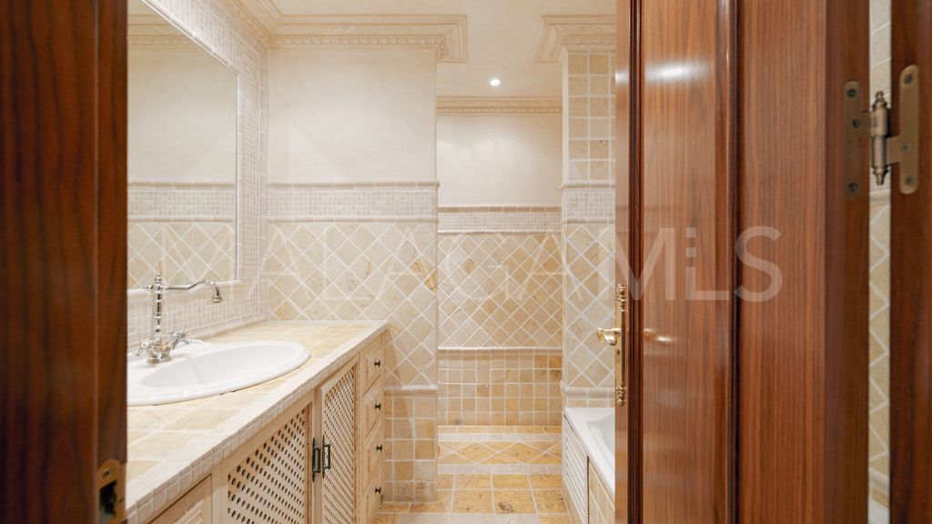 Se vende apartamento in Alhambra del Golf with 5 bedrooms