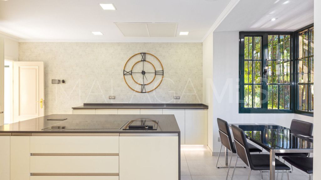 Buy chalet de 6 bedrooms in Casasola