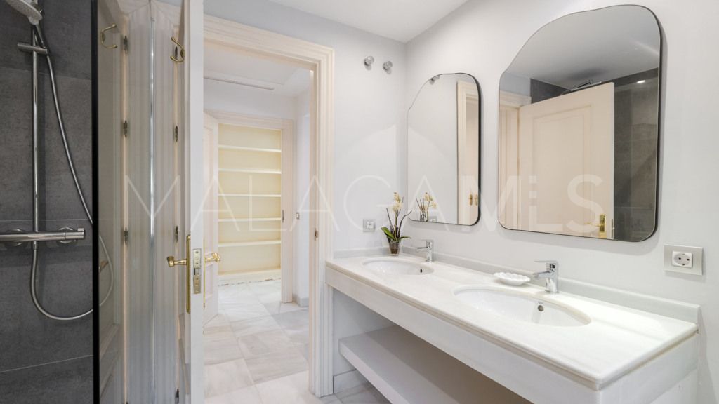 Buy chalet de 6 bedrooms in Casasola