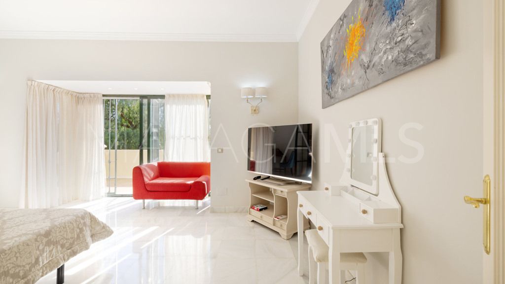 Buy chalet de 6 bedrooms in Casasola