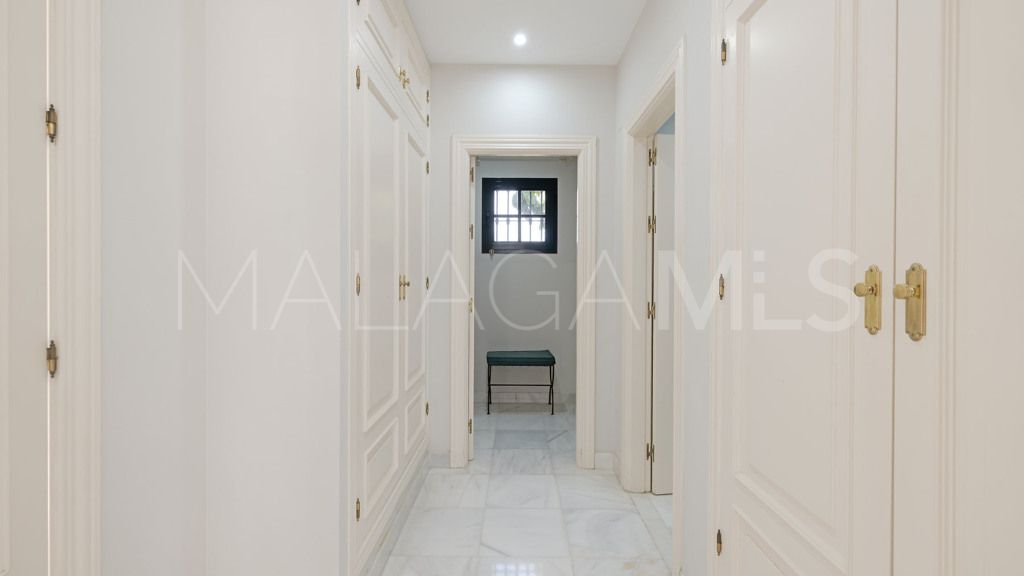 Buy chalet de 6 bedrooms in Casasola