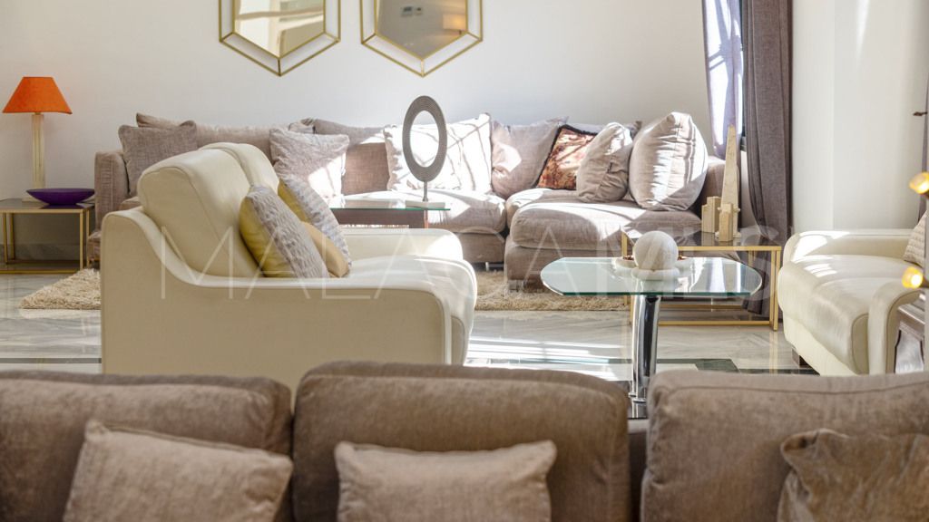 Buy chalet de 6 bedrooms in Casasola