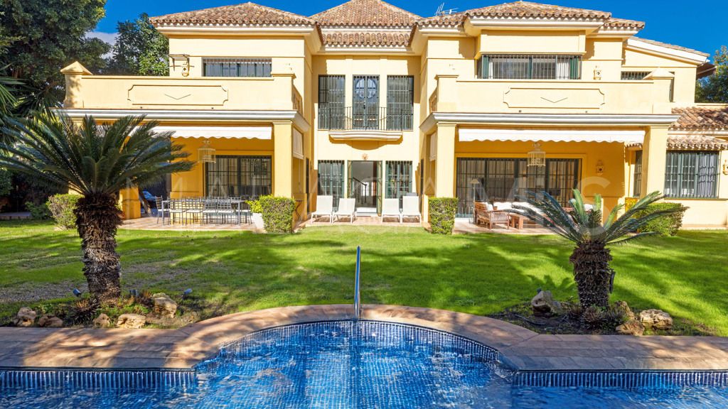 Buy chalet de 6 bedrooms in Casasola