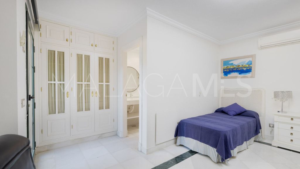 Buy chalet de 6 bedrooms in Casasola