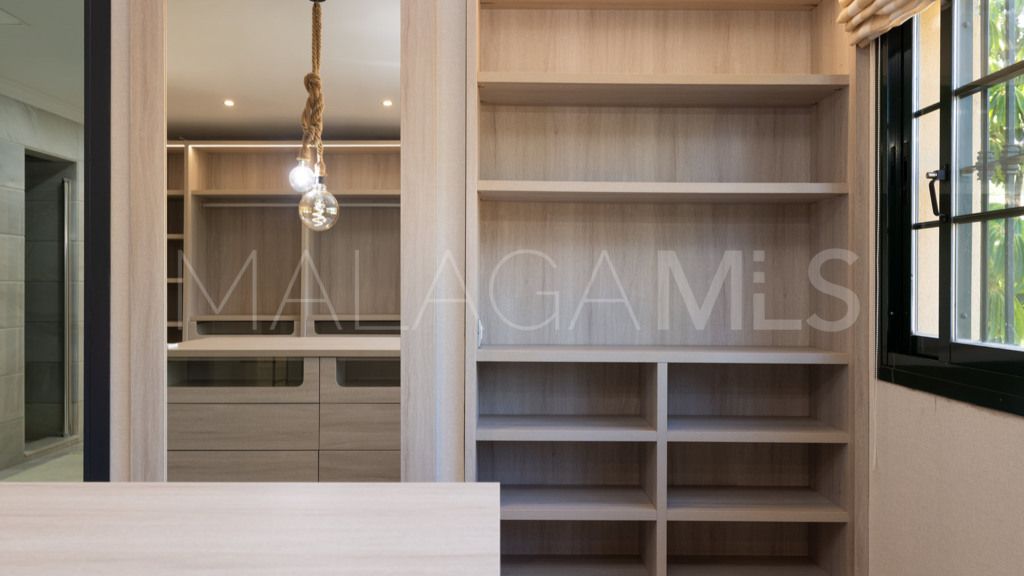 Buy chalet de 6 bedrooms in Casasola